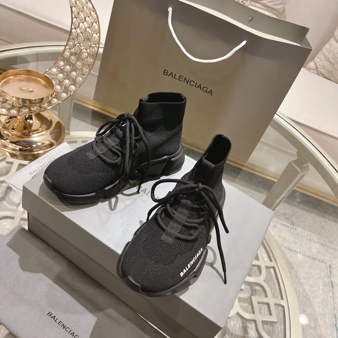 👟👟Ex-factory price 400👟👟 Balenciaga classic sock boots, originally produced by the factory, purchasing agent level. The latest original outsole mold, (TPU ten-vacuum outsole, the highest version on the market, please do not compare prices with TPR outsole, don’t bother if you don’t know the product) The black, white and red three-color vacuum sole shows high-end luxury. •Upper: elastic fly weave, double-layer composite gold wire high-elastic knitted mesh cotton •Inner lining: imported double-sided velvet, which is comfortable and resilient to shape •Insole: original imported terry cloth, breathable and not fading •Sole: TPU ten-vacuum outsole (to eliminate pores) •Packaging: full set of packaging (certificate, cloth bag, handbag) •Size: 35-47 standard code (34, 45, 46.47 can be customized and non-returnable)